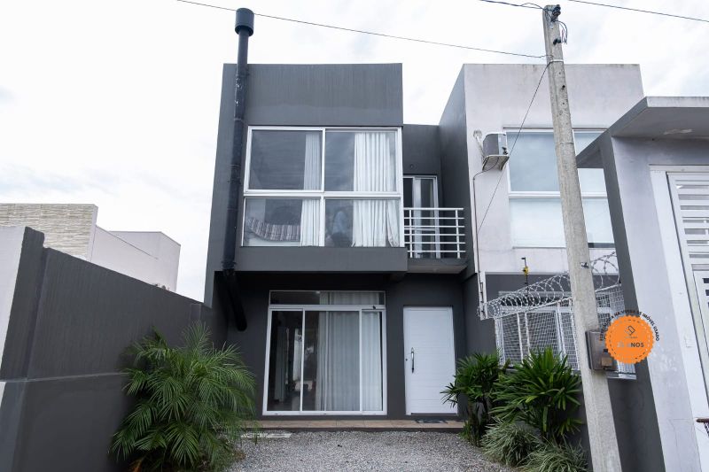 Sobrado com 2 quartos, 1 banheiro e 68m² à venda no bairro Laranjal, Pelotas