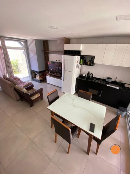 Sobrado com 2 quartos, 1 banheiro e 68m² à venda no bairro Laranjal, Pelotas