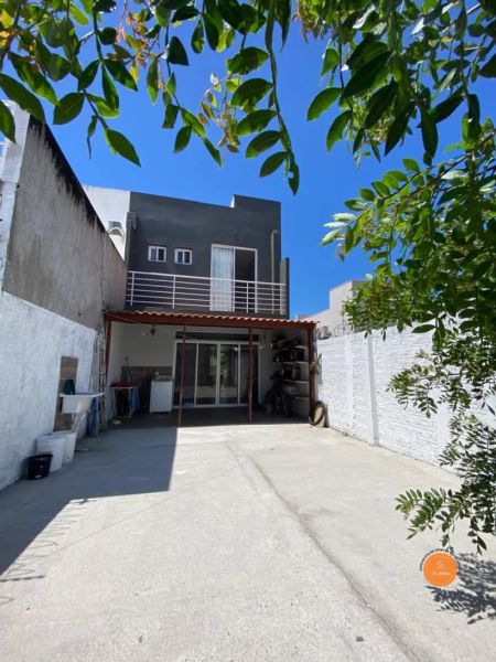 Sobrado com 2 quartos, 1 banheiro e 68m² à venda no bairro Laranjal, Pelotas