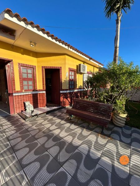 Casa com 3 quartos, 2 banheiros e 162m² à venda no bairro Areal, Pelotas