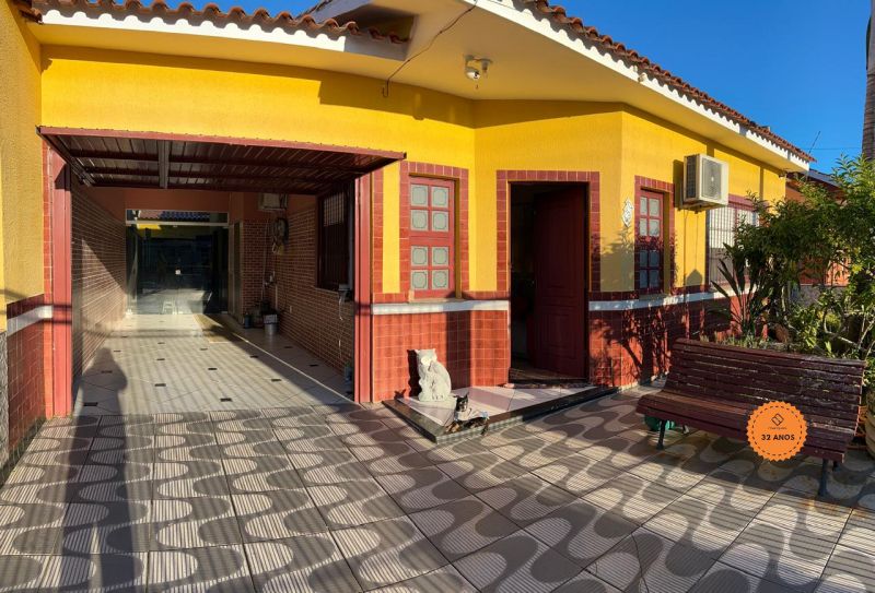 Casa com 3 quartos, 2 banheiros e 162m² à venda no bairro Areal, Pelotas