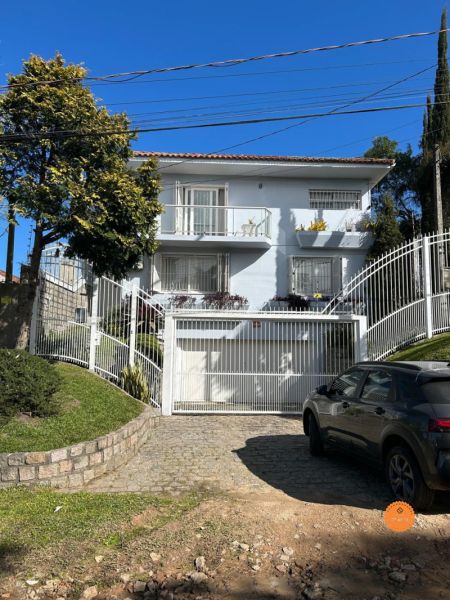 Casa com 4 quartos, 4 banheiros e 376m² à venda no bairro Laranjal, Pelotas