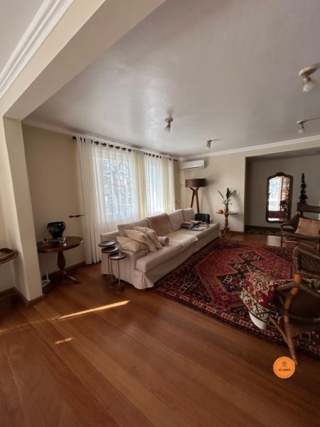 Casa com 4 quartos, 4 banheiros e 376m² à venda no bairro Laranjal, Pelotas