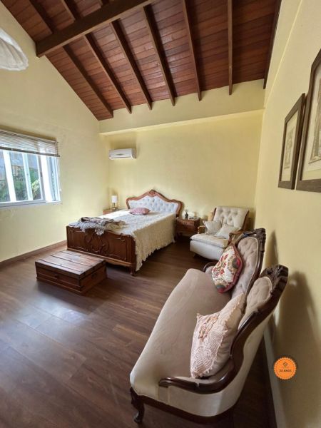 Casa com 4 quartos, 4 banheiros e 376m² à venda no bairro Laranjal, Pelotas