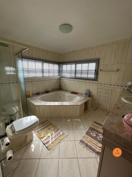 Casa com 4 quartos, 4 banheiros e 376m² à venda no bairro Laranjal, Pelotas