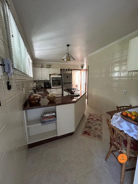 Casa com 4 quartos, 4 banheiros e 376m² à venda no bairro Laranjal, Pelotas