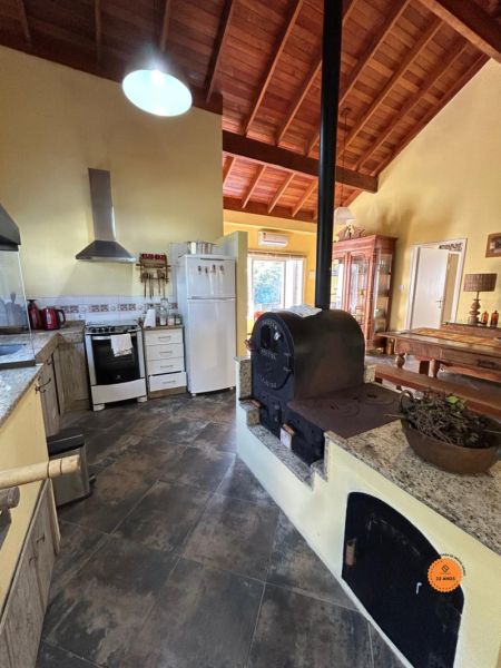 Casa com 4 quartos, 4 banheiros e 376m² à venda no bairro Laranjal, Pelotas