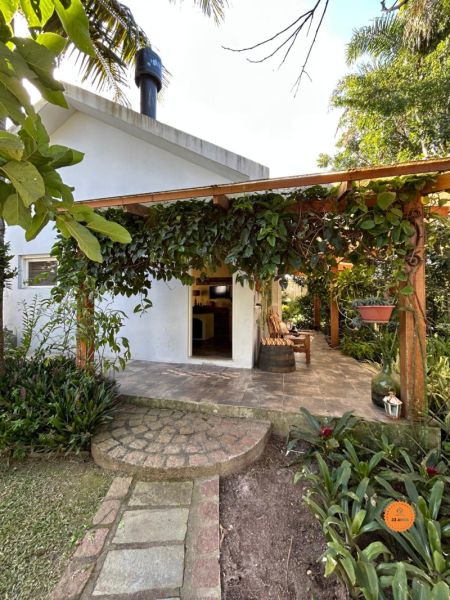 Casa com 4 quartos, 4 banheiros e 376m² à venda no bairro Laranjal, Pelotas