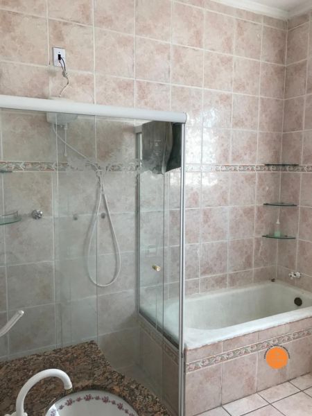Casa com 4 quartos, 2 banheiros e 175m² à venda no bairro Centro, Pelotas