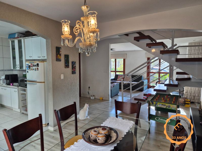 Casa com 4 quartos, 2 banheiros e 288m² à venda no bairro Três Vendas, Pelotas