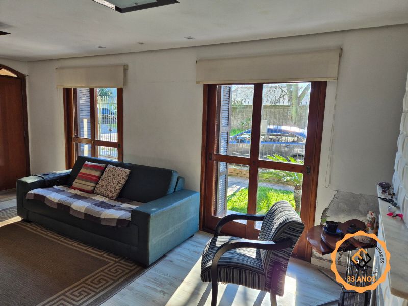 Casa com 4 quartos, 2 banheiros e 288m² à venda no bairro Três Vendas, Pelotas