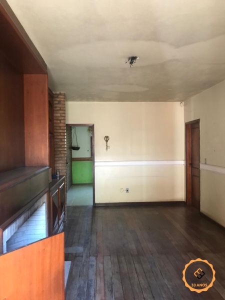 Casa com 4 quartos, 2 banheiros e 410m² à venda no bairro Centro, Pelotas