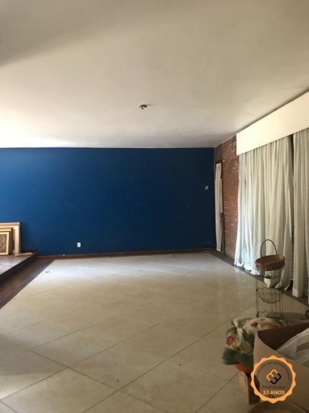 Casa com 4 quartos, 2 banheiros e 410m² à venda no bairro Centro, Pelotas