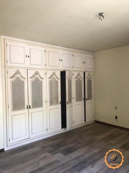 Casa com 4 quartos, 2 banheiros e 410m² à venda no bairro Centro, Pelotas