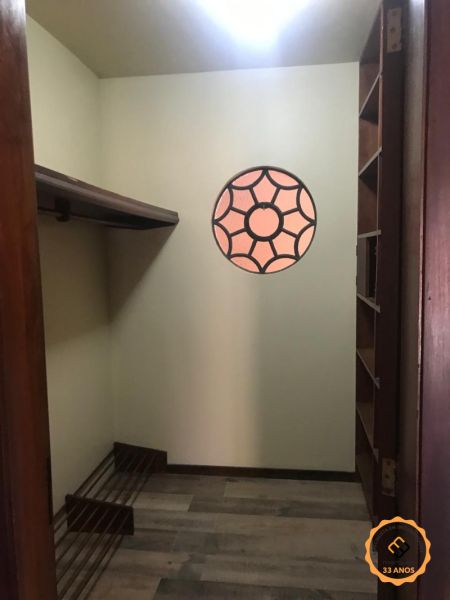 Casa com 4 quartos, 2 banheiros e 410m² à venda no bairro Centro, Pelotas