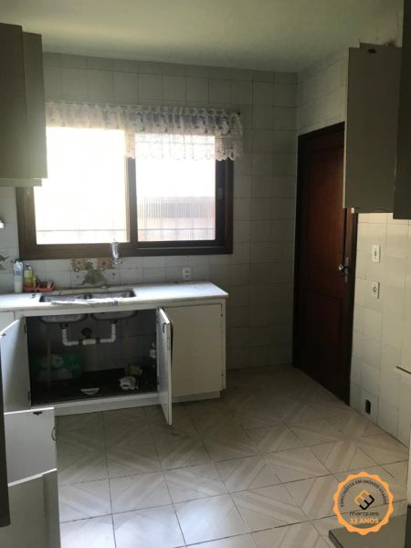 Casa com 4 quartos, 2 banheiros e 410m² à venda no bairro Centro, Pelotas