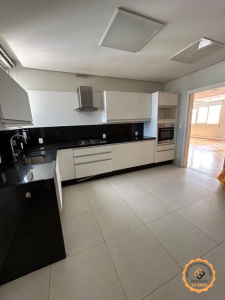 Apartamento com 3 quartos, 3 banheiros e 195m² à venda no bairro Centro, Pelotas