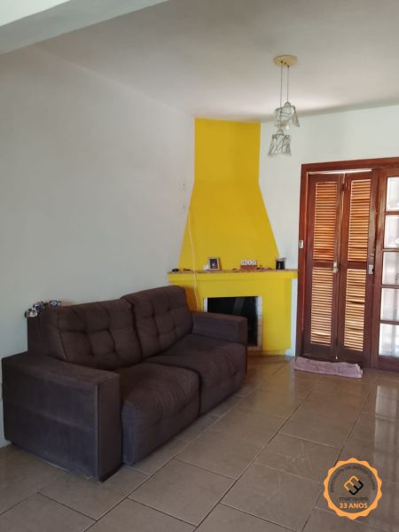 Casa com 3 quartos, 2 banheiros e 195m² à venda no bairro Três Vendas, Pelotas