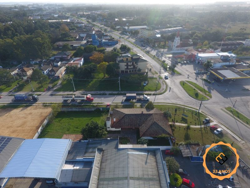 Casa Comercial com 5 quartos, 3 banheiros e 358m² à venda no bairro Três Vendas, Pelotas