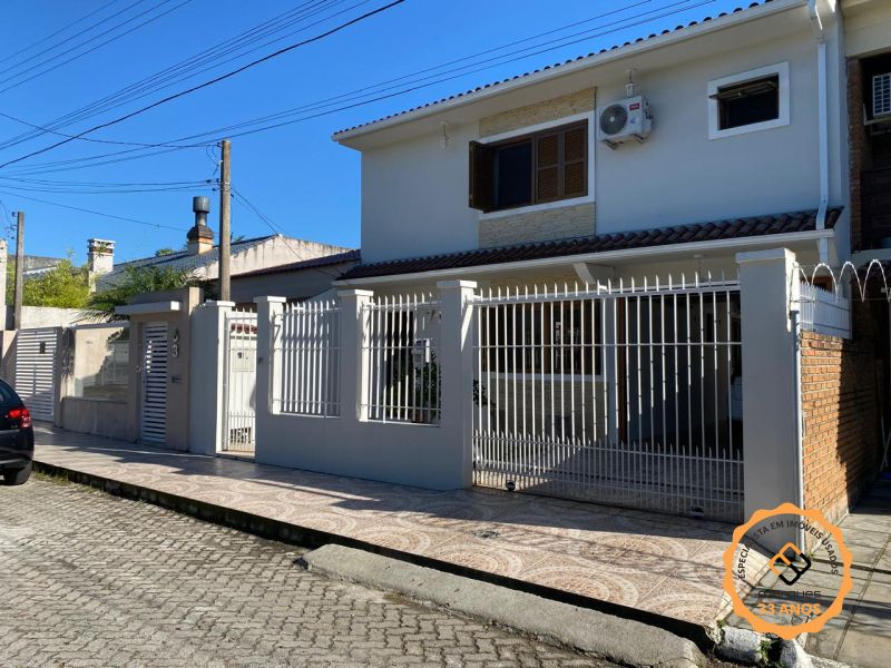 Casa com 4 quartos, 2 banheiros e 181m² à venda no bairro Umuharama, Pelotas