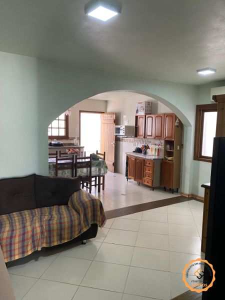 Casa com 4 quartos, 2 banheiros e 181m² à venda no bairro Umuharama, Pelotas