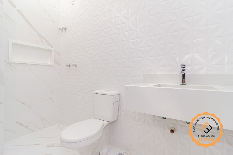 Casa com 3 quartos, 2 banheiros e 115m² à venda no bairro Laranjal, Pelotas