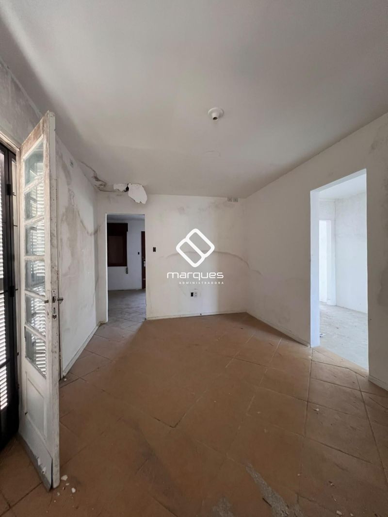 Casa com 3 quartos, 2 banheiros e 180m² à venda no bairro Centro, Pelotas