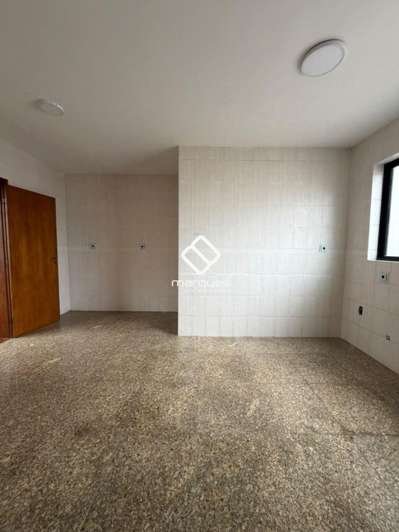 Apartamento com 3 quartos, 1 banheiro e 215m² à venda no bairro Centro, Pelotas