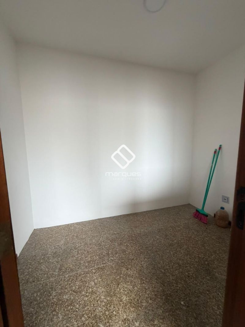 Apartamento com 3 quartos, 1 banheiro e 215m² à venda no bairro Centro, Pelotas