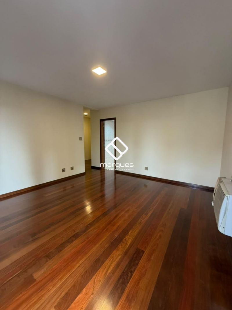 Apartamento com 3 quartos, 1 banheiro e 215m² à venda no bairro Centro, Pelotas