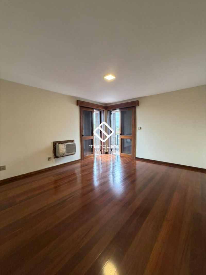 Apartamento com 3 quartos, 1 banheiro e 215m² à venda no bairro Centro, Pelotas