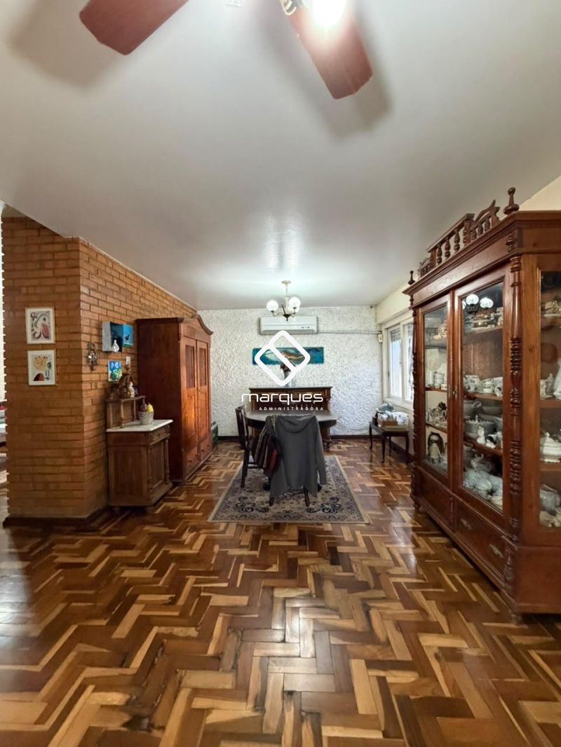 Casa com 3 quartos, 2 banheiros e 233m² à venda no bairro Centro, Pelotas