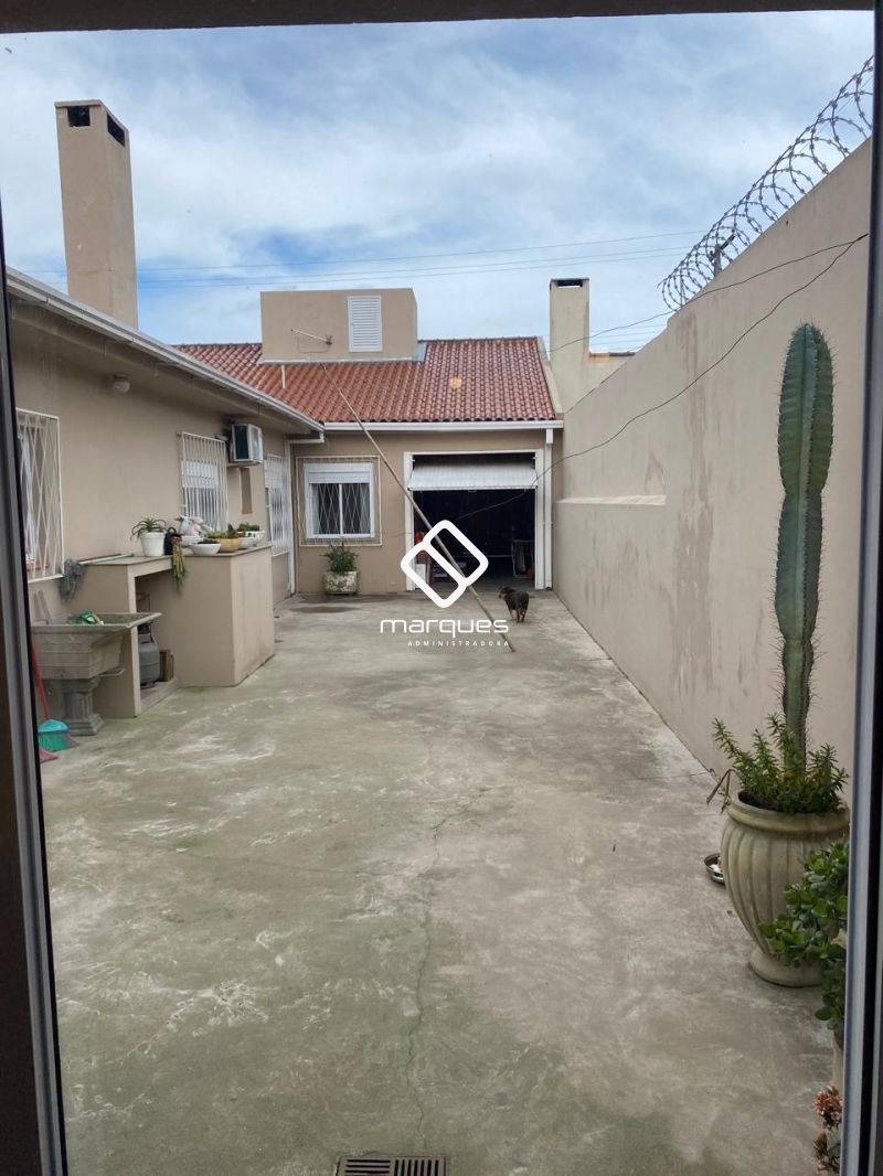 Casa com 3 quartos, 3 banheiros e 228m² à venda no bairro Três Vendas, Pelotas