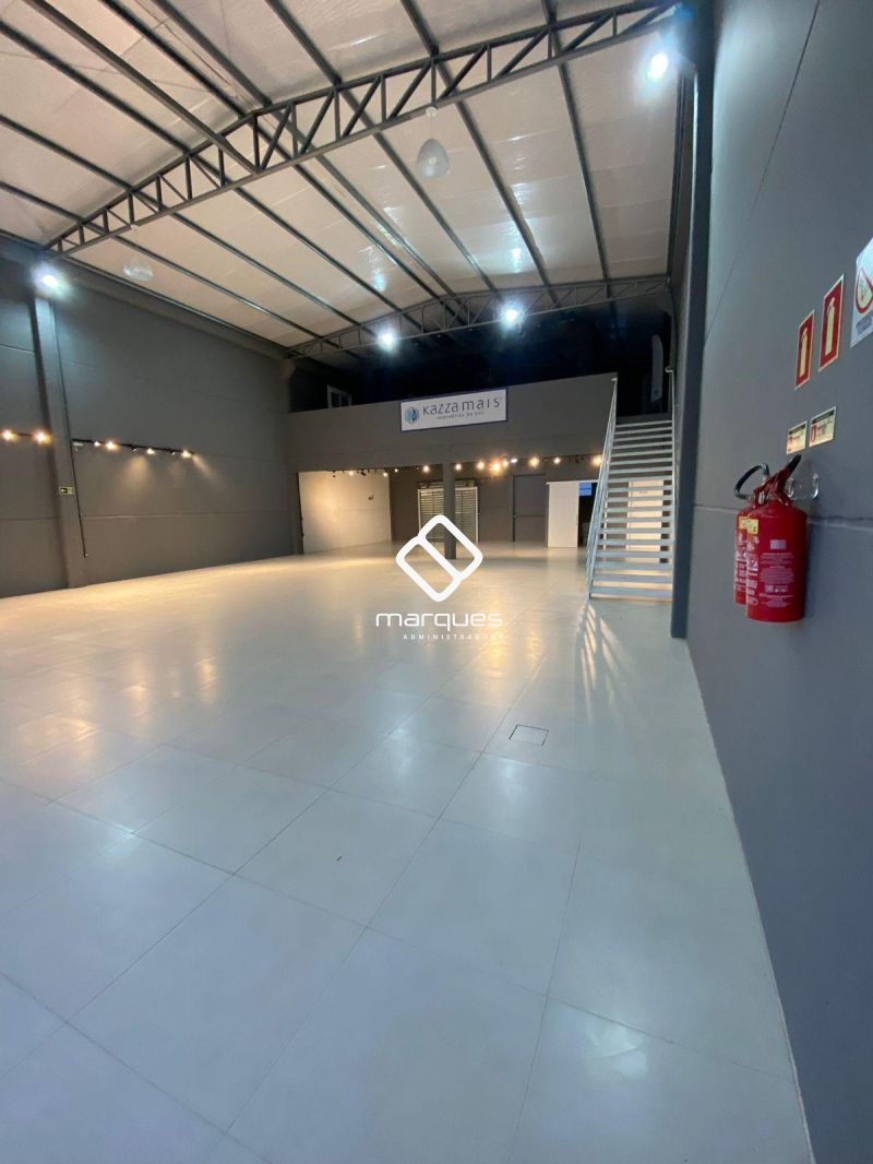 Prédio Comercial com 321m² à venda no bairro Laranjal, Pelotas
