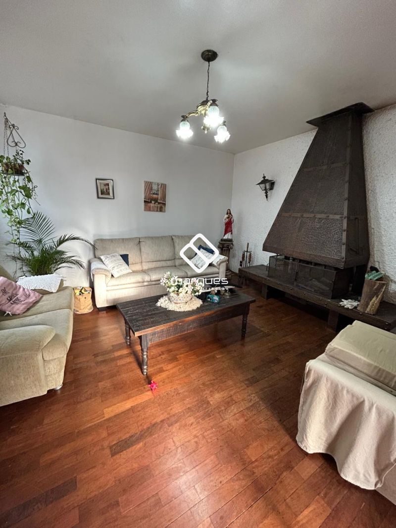 Casa com 3 quartos, 3 banheiros e 200m² à venda no bairro Centro, Pelotas