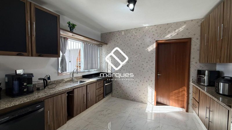 Casa com 5 quartos, 4 banheiros e 234m² à venda no bairro Fragata, Pelotas