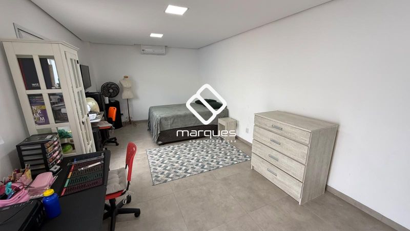 Casa com 5 quartos, 4 banheiros e 234m² à venda no bairro Fragata, Pelotas