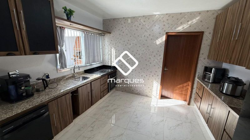 Casa com 5 quartos, 4 banheiros e 234m² à venda no bairro Fragata, Pelotas