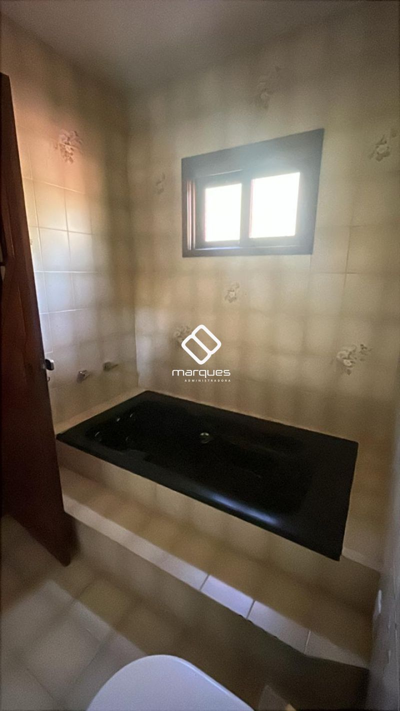 Casa com 5 quartos e 7 banheiros à venda no bairro Laranjal, Pelotas