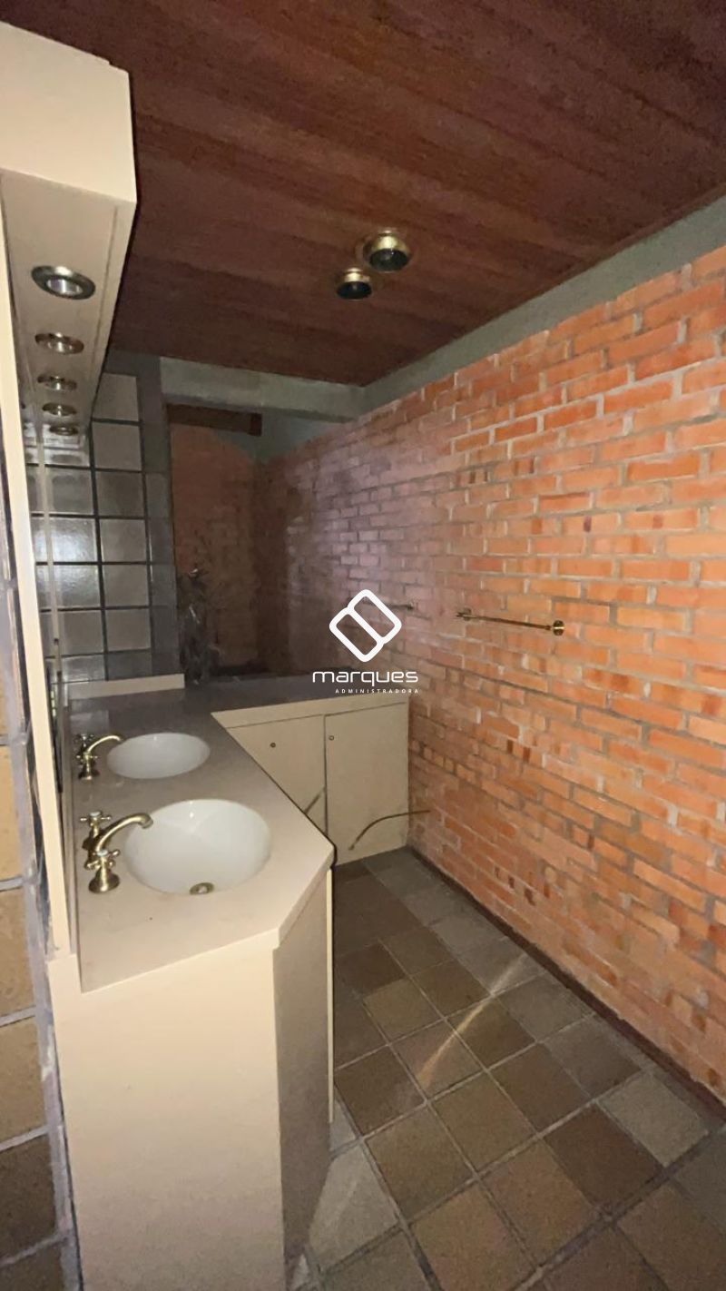 Casa com 5 quartos e 7 banheiros à venda no bairro Laranjal, Pelotas
