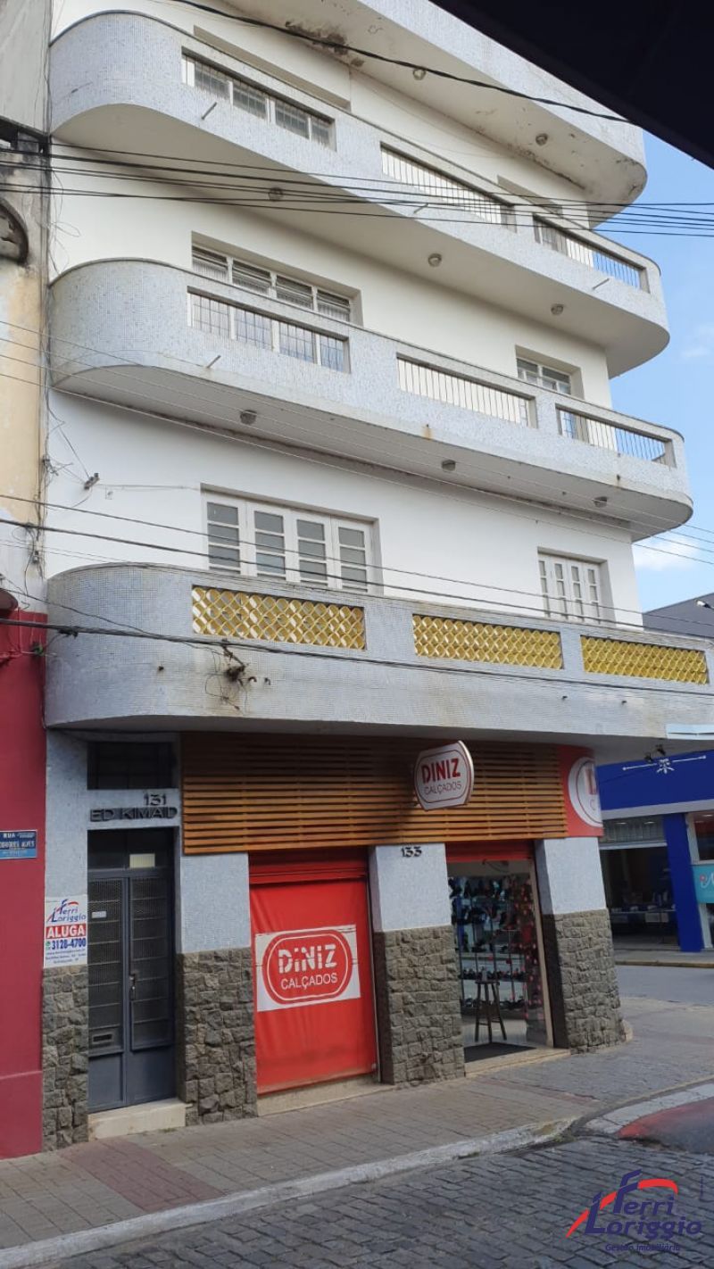 Apartamento com 3 quartos, 2 banheiros e 136m² para alugar no bairro Centro, Guaratingueta
