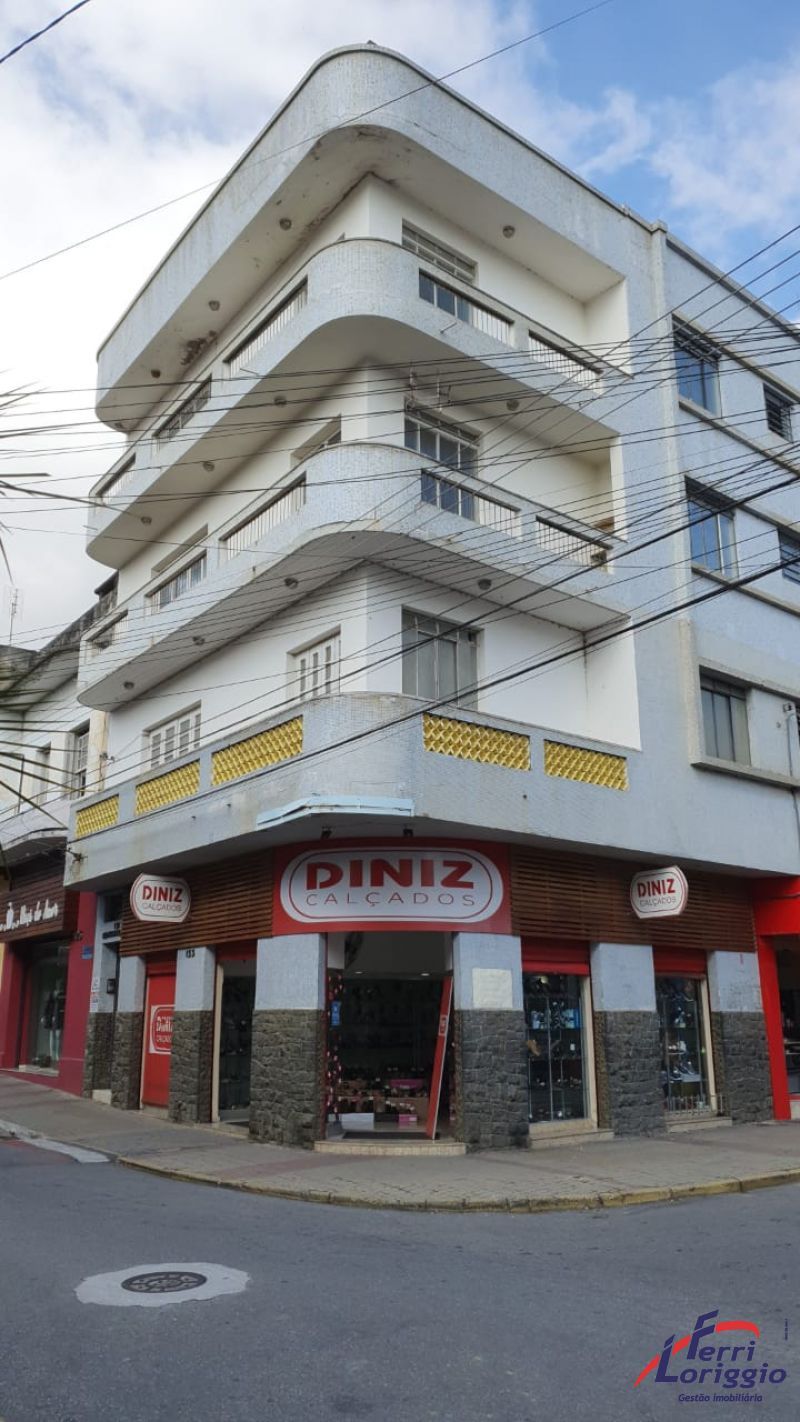 Apartamento com 3 quartos, 2 banheiros e 136m² para alugar no bairro Centro, Guaratingueta
