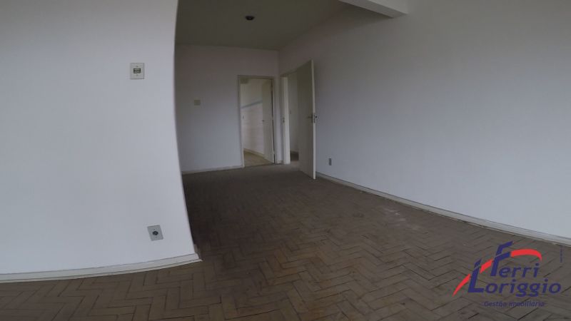 Apartamento com 3 quartos, 2 banheiros e 136m² para alugar no bairro Centro, Guaratingueta
