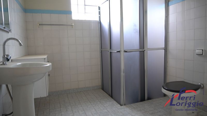 Apartamento com 3 quartos, 2 banheiros e 136m² para alugar no bairro Centro, Guaratingueta