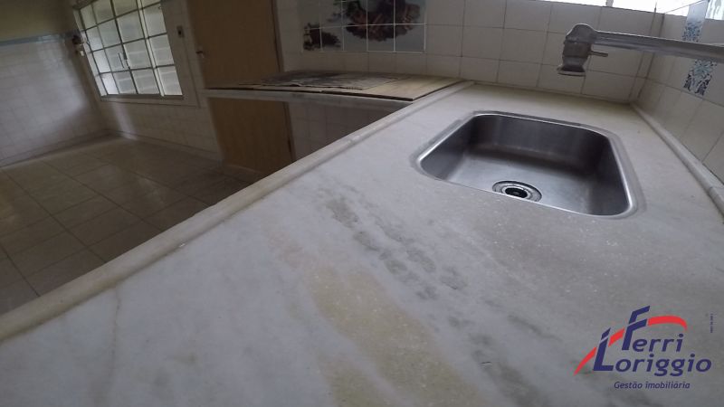 Apartamento com 3 quartos, 2 banheiros e 136m² para alugar no bairro Centro, Guaratingueta