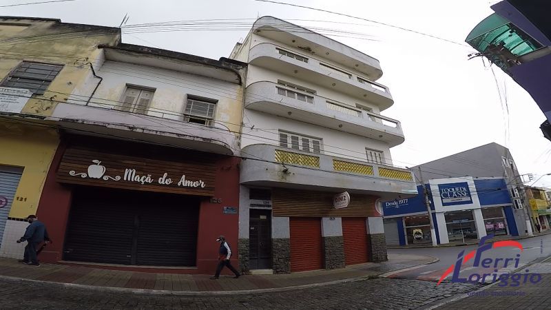 Apartamento com 3 quartos, 2 banheiros e 136m² para alugar no bairro Centro, Guaratingueta