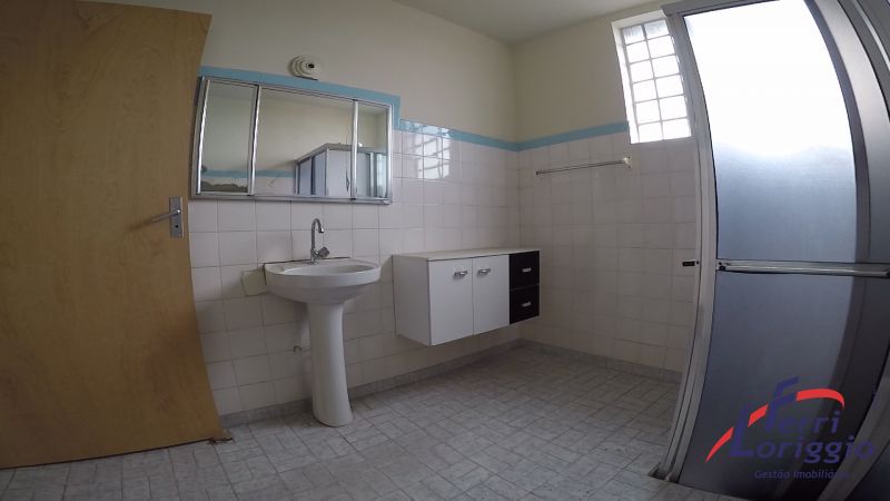 Apartamento com 3 quartos, 2 banheiros e 136m² para alugar no bairro Centro, Guaratingueta