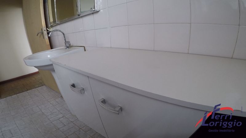 Apartamento com 3 quartos, 2 banheiros e 136m² para alugar no bairro Centro, Guaratingueta
