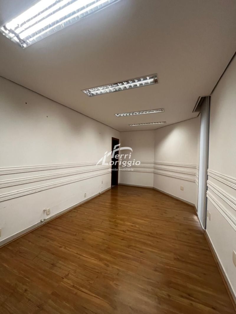 Ponto Comercial com 2 banheiros para alugar no bairro Centro, Guaratingueta