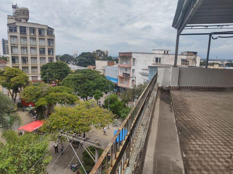 Ponto Comercial com 2 banheiros e 171m² para alugar no bairro Centro, Guaratingueta